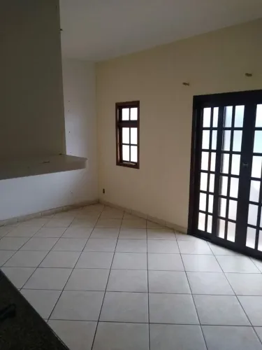 ALUGO CASA C PONTO COMERCIAL