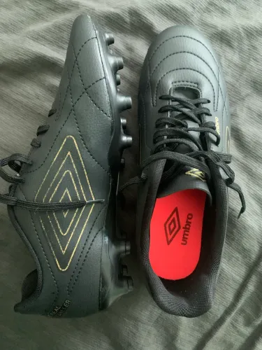 Chuteira de Campo Umbro
