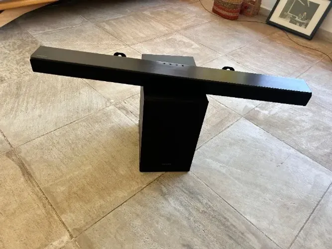 Soundbar Samsung HW-T555, com 2.1 canais, potência de 320W, Bluetooth, Subwoofer sem fio e