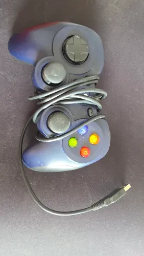 2 controles com fio modelo Logitech F310