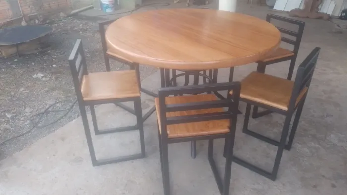 Vende-se jogo de mesa industrializada