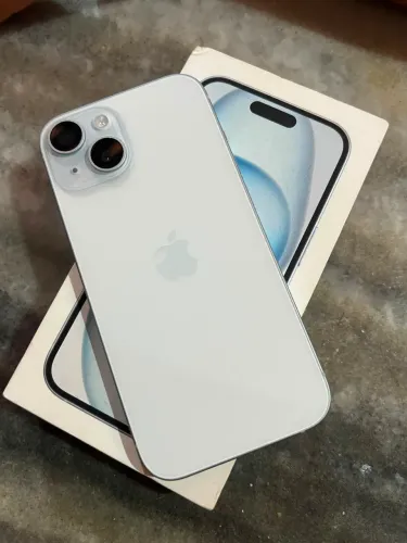 iPhone 15 azul com garantia Apple até fevereiro