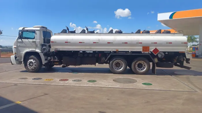 Caminhão tanque combustível