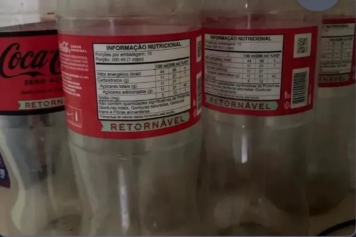 Vasilhame retornável de coca cola vazias