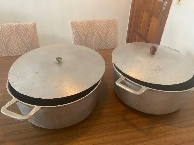 2 Panelas Grandes de Alumínio - Aproximadamente 18L e 19L