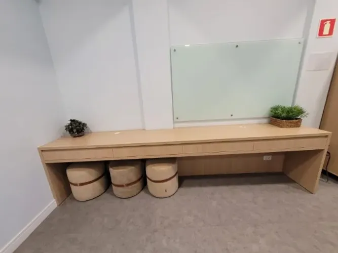 MESA COM CAIXA DE TOMADAS EMBUTIDAS - 3,29 x 0,55 (C x P)