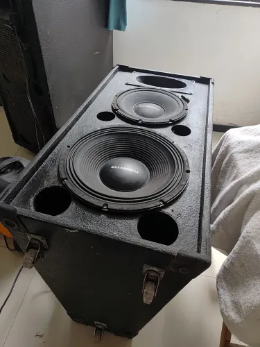2 Amplificadores e 2 caixas de som 3 vias