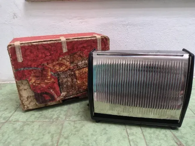 Torradeira elétrica antiga (com defeito)