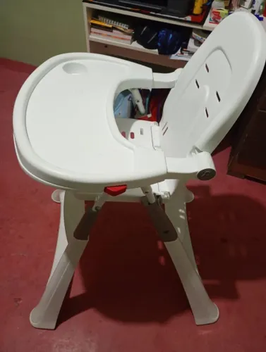 Cadeira de alimentação infantil
