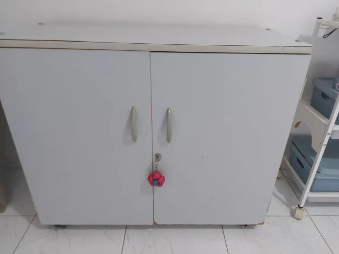 Armário com rodinhas e chave