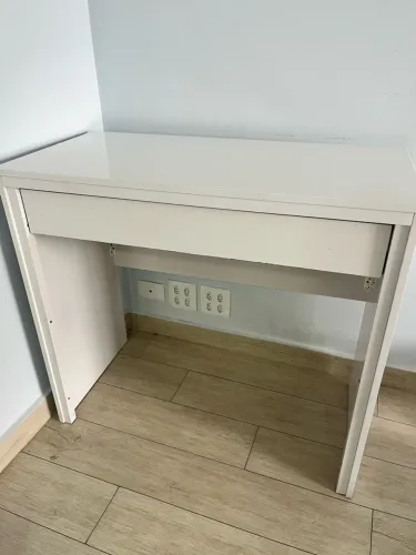 Escrivaninha com gaveta