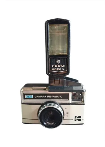Conjunto nostálgico com câmera Kodak Instamatic 177X, 1976, e raro flash Frata Matic X