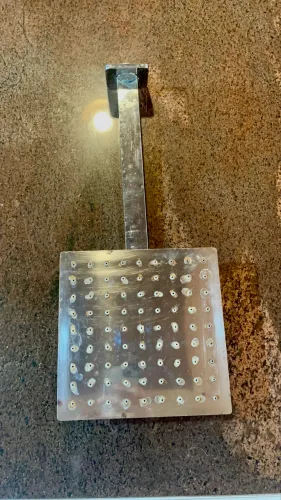 Chuveiro grande de inox, banheiro.