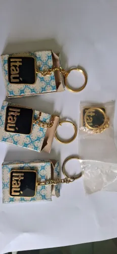 Chaveiros Itaú Vintage Dourados com Caixa | Brinde Corporativo Antigo