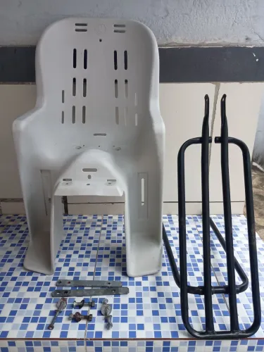 Cadeira infantil para bicicleta com bagageiro.