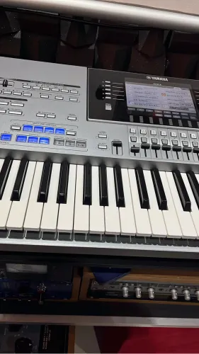 Vendo Teclado Tyros 5 