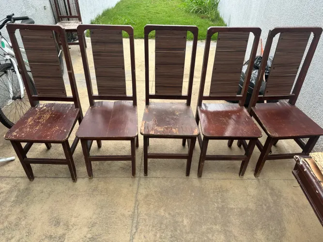 Mesa de madeira com 5 cadeiras