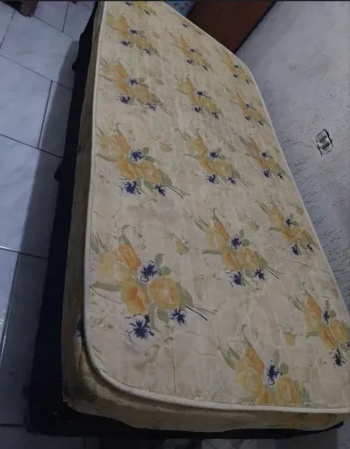 Box de solteiro com pés E colchão, só está arranhado nos cantos de gato