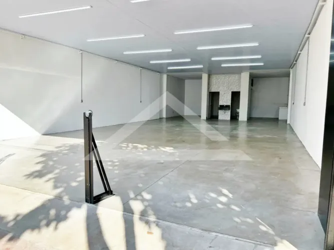 Imóvel comercial para venda e locação no Bairro Vila Tibério, próximo ao Banco do Brasil -