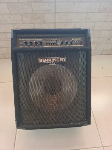 Cubo Contrabaixo Behriger BLX3000A 300W