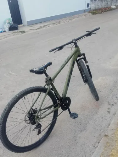 Vendo Bicicleta Semi-nova GTI cor VERDE militar em perfeito estado , contato *51