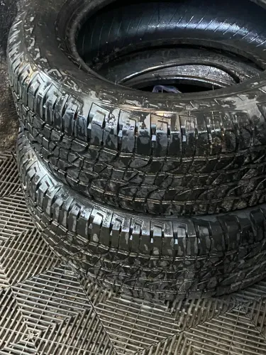 Par de pneus a venda