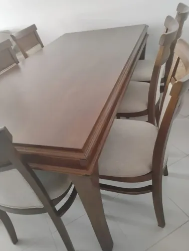 Vendo mesa de madeira 2m por 1m, sem as cadeiras 
