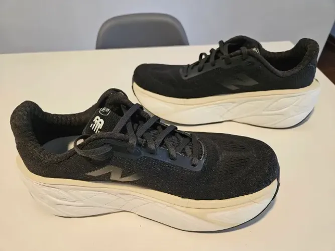 Tênis de corrida New Balance More V5 Usado