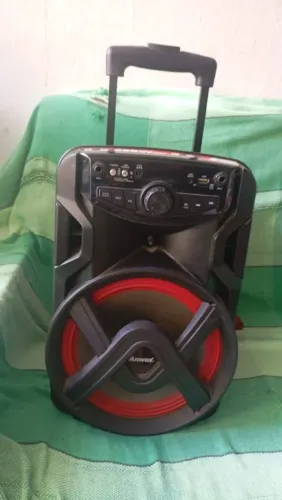 Vendo uma caixa de som funcionando tudo os precinhos o preço negociável