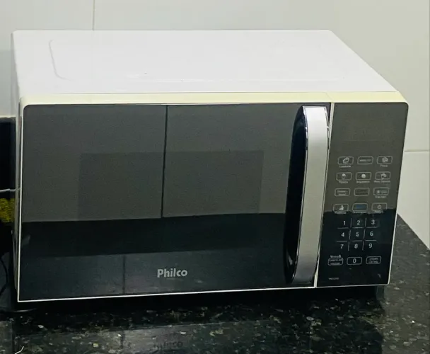 Micro-ondas Philco branco com porta espelhada