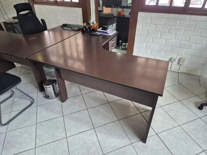 Mesa de madeira em L (escritório)