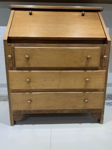 Escrivaninha de 100 anos, madeira maciça