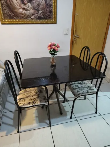 Mesa com tampo de granito