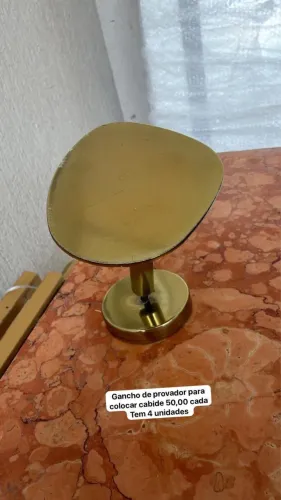 4 Ganchos de roupas e cabides dourado