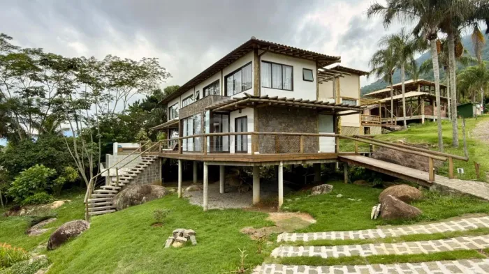 Casa com 4 suítes, piscina e integração total com a natureza em condomínio no sul de Ilhab