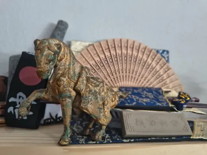 Estatueta Cavalo de Guerra em Bronze Japonês 1kg Vintage Decorativa Pátina Verde