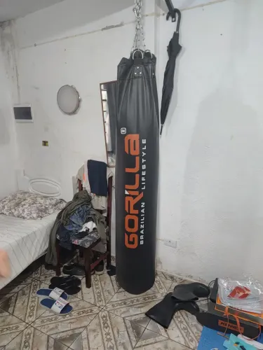 Vendo saco de pancada, novo, nunca usado.
