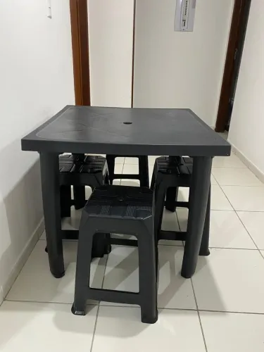 Vendo mesa com 4 bancos de plástico