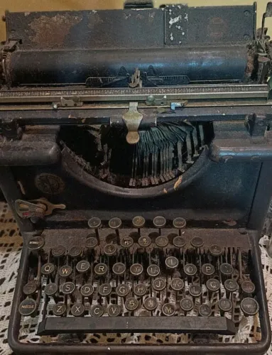 Vendo máquina antiga de escrever