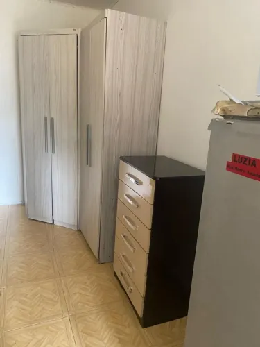 Quarto ou guarda volume ao lado do metrô