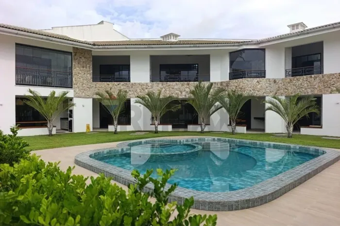 VENDE-SE APTO NO CONDOMÍNIO FLECHEIRAS ATLÃNTICO COM UMA SUITE, 1 LAVABO, PISCINA COM VIST