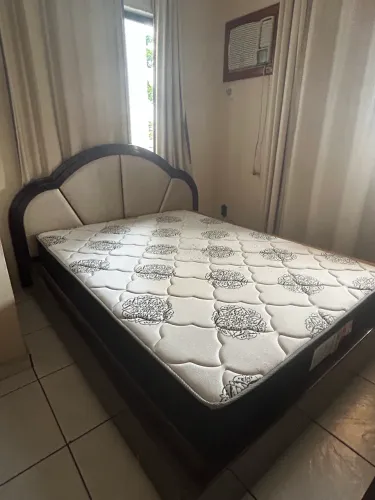 Cama móvel e espelho