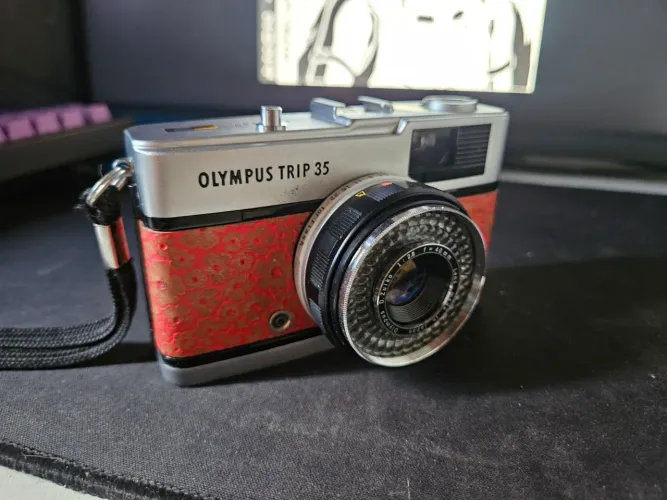 Câmera Olympus Trip 35 com couro customizado