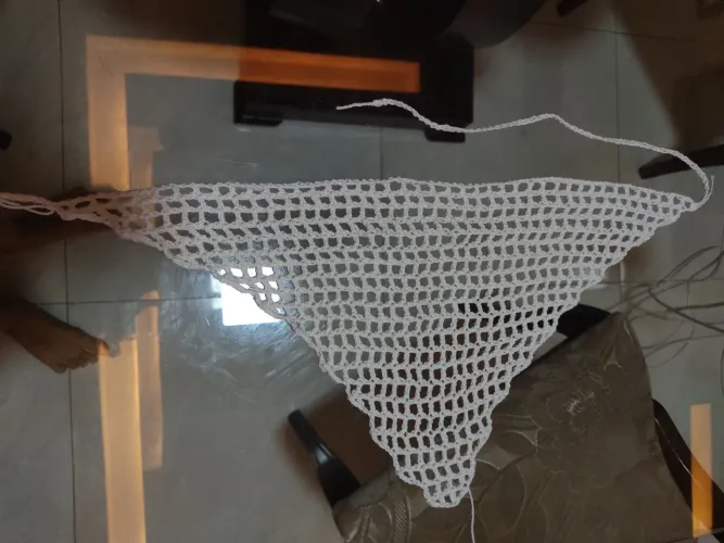 Bandana triangular branca de crochê(2mm)