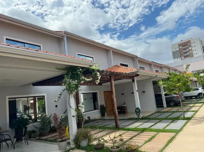 Cond. Residencial JARDINS, Sobrado com Lateral e Quintal maior com 3 suites!