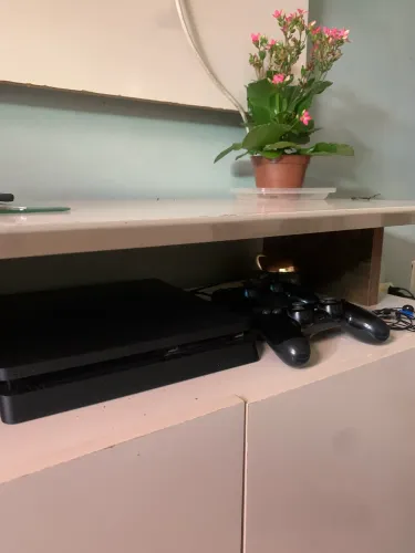 Ps4 slim com dois controles e jogos na memória