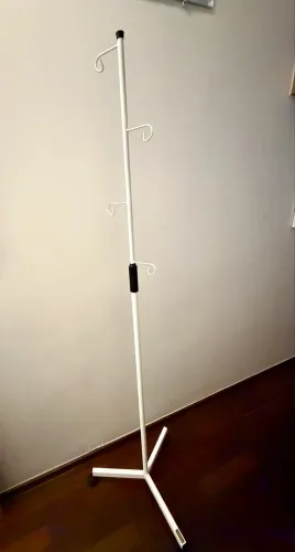 Suporte para soro com rodinhas