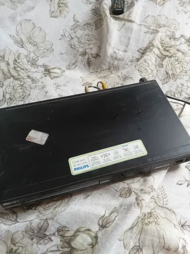 DVD MARCA PHILIPS. Cor preta. Com controle.