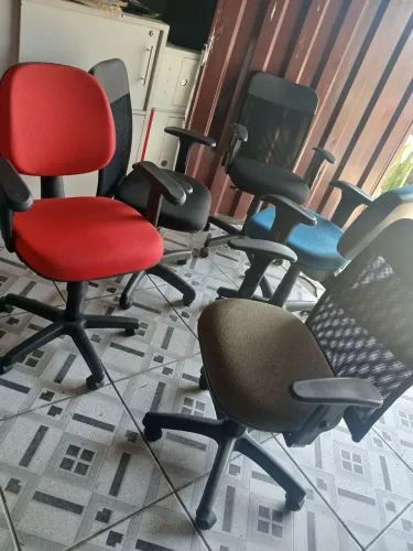 Cadeiras azul e vermelha R$ 100,00 e preta R$ 80,00
