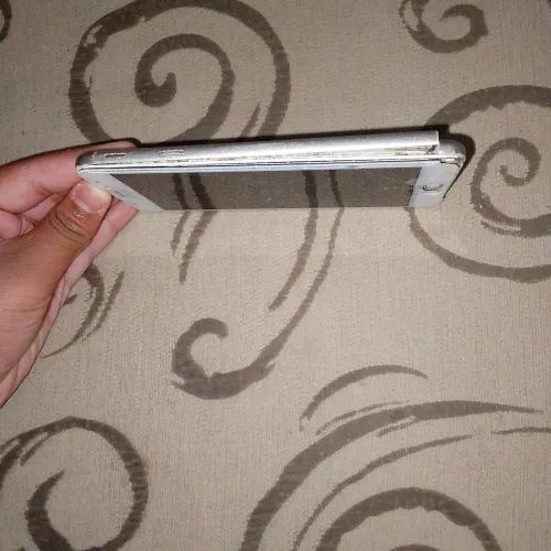 Celular Samsung Galaxy J7(está com a carcaça solta e a tela com alguns trincos)